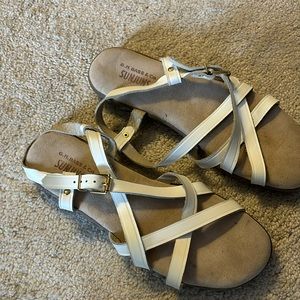 G. H. Bass & Co Leather Margie white strap flat Sandal sz8.5